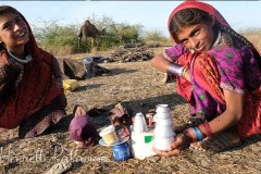 Petites filles Jat Fakirani jouant à la dinette