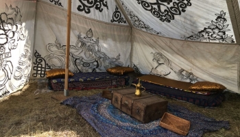 Petit salon d'inspiration mongole, installé dans la tente