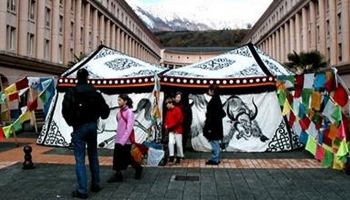 Tente-tibétaine, installée au Grand Bivouac d'Albertville